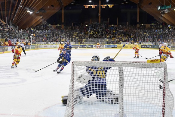 Robbie Earl von Biel, links, erzielt das 0-1 gegen Goalie Gilles Senn von Davos, beim sechsten Playoff-Viertelfinalspiel der National League zwischen dem HC Davos und EHC Biel, am Donnerstag, 22. Maer ...