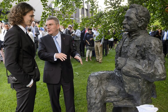 IOC-Präsident Thomas Bach erklärt Yuri Podladchikov die Geschichte von Pierre de Coubertin.