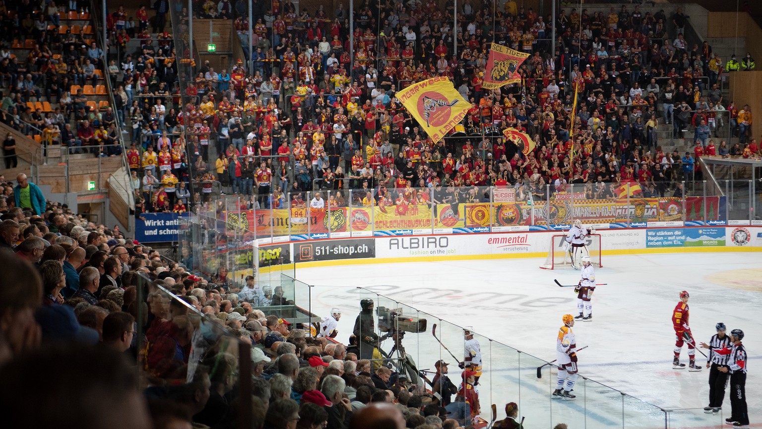 Wieder Zuschauer in der Illfishalle im Eishockey Meisterschaftsspiel der National League zwischen den SCL Tigers und Genf Servette HC, am Samstag 11. September 2021, in der Ilfishalle in Langnau. (KEY ...