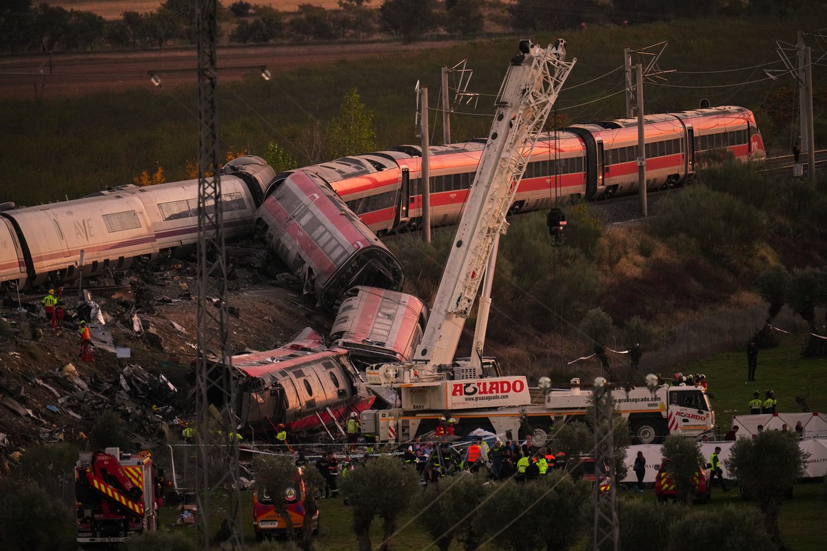 Emergency services work at the scene of a collision between two trains in Urda, Spain, on Wednesday, Oct. 28, 2026. (AP Photo/Manu Fernandez)
Spain Train Crash