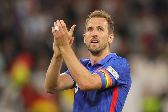 epa10001122 England&#039;s Harry Kane applauds fans after the UEFA Nations League soccer match between Germany and England in Munich, Germany, 07 June 2022. EPA/Friedemann Vogel