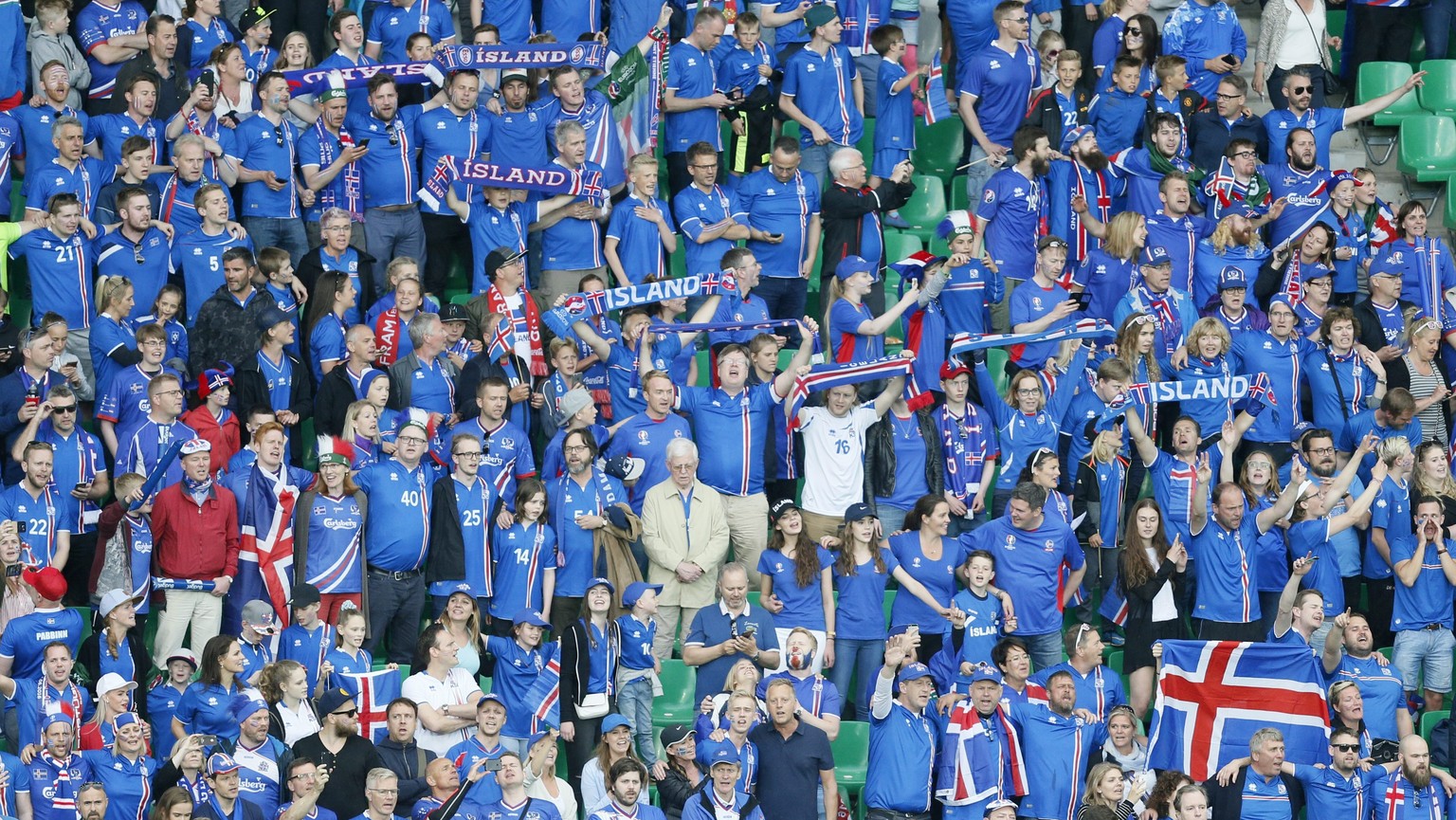 Hurra, die ganze Insel ist da! Isländische Fans in Saint-Etienne.