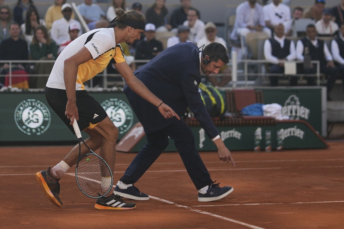 Germany's Alexander Zverev argues over a referee decision as he plays against Spain's Carlos Alcaraz during the men's final match of the French Open tennis tournament at the Roland Garr ...