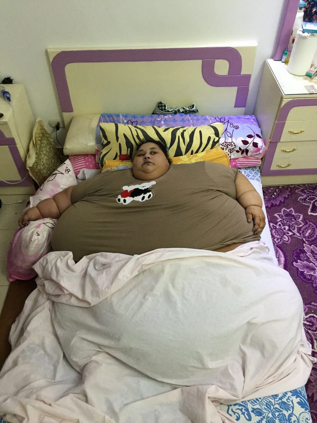 epa05676484 An undated family handout picture released on 15 December 2016 showing Egyptian woman, Eman Ahmed, who is believed to be world's heaviest woman, at her home in Alexandria, Egypt. Acco ...