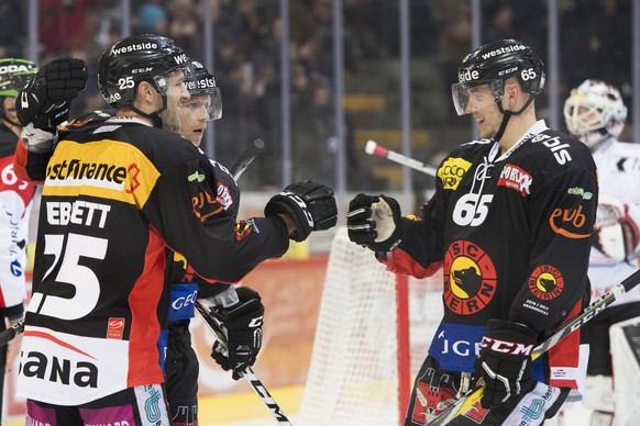 SC Bern Stuermer Andrew Ebbett, SC Bern Stuermer Ryan Lasch und SC Bern Verteidiger Ramon Untersander, von links, jubeln nach dem Tor zum 1:1, waehrend dem Eishockey Meisterschaftsspiel der National L ...