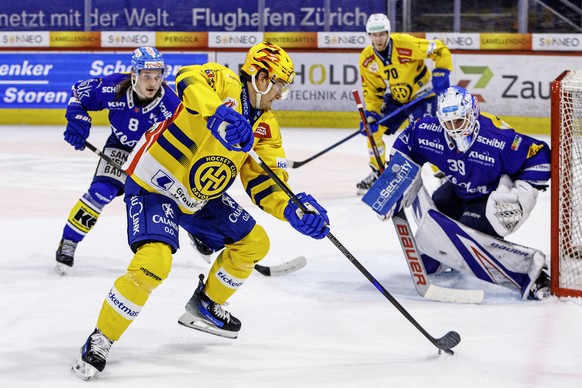 HC Davos PostFinance Top Scorer Adam Tambellini gegen EHC Kloten Verteidiger Sami Niku und Torhueter Sandro Zurkirchen waehrend dem Eishockey-Meisterschaftsspiel der National League zwischen den Teams ...