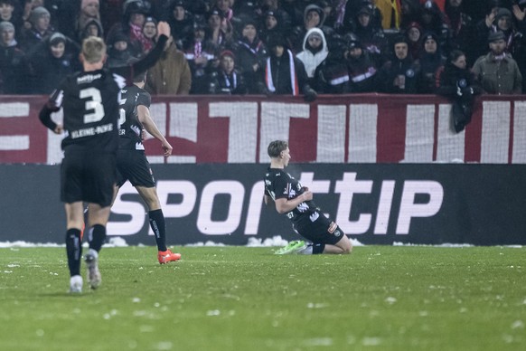Alessandro Vogt (SG), rechts, jubelt nach seinem Tor zum 0:1 im Fussball Meisterschaftsspiel der Swiss Super League zwischen dem FC Winterthur (FCW) und dem FC St.Gallen 1879 (SG), am Mittwoch, 18. Fe ...