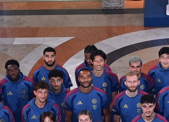 Teamfoto,Team,Mannschaft,Mannschaftsfoto der FC Bayern Frauen und der Herren mit Markus SOEDER Ministerpraesident Bayern und CSU Vorsitzender. Markus SOEDER Ministerpraesident Bayern und CSU Vorsitzen ...