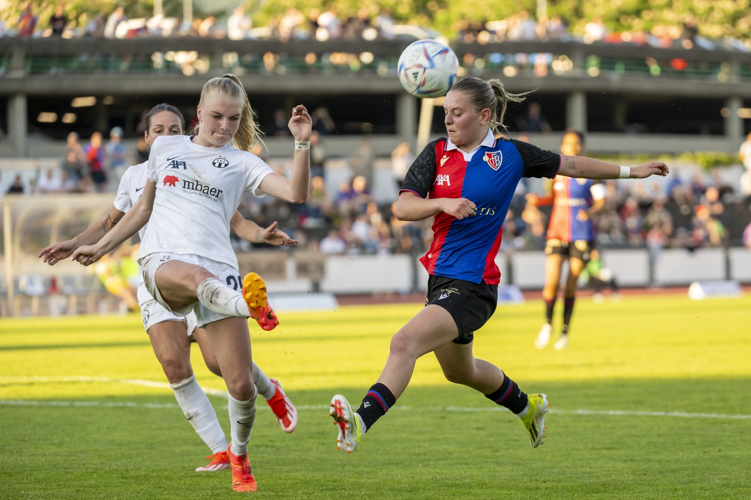 Zuerichs Romy Baraniak, links, gegen Basels Leonie Koester, rechts, im Fussball Playoff Halbfinal Hinspiel der Women�s Super League zwischen dem FC Basel 1893 und dem FC Zuerich im Leichtathletikstadi ...