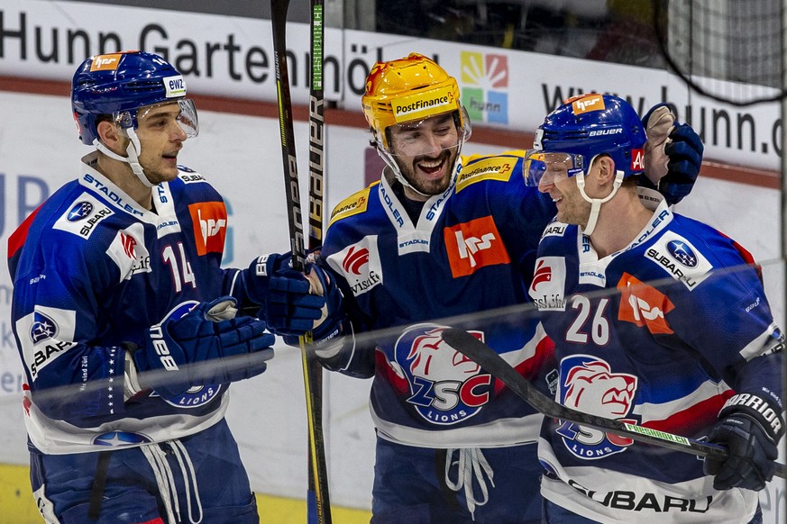 ZSC Lions Stuermer Simon Bodenmann, von rechts, feiert seinen Treffer zum 1-1 mit Denis Hollenstein und Chris Baltisberger waehrend dem Eishockey-Meisterschaftsspiel der National League A zwischen den ...