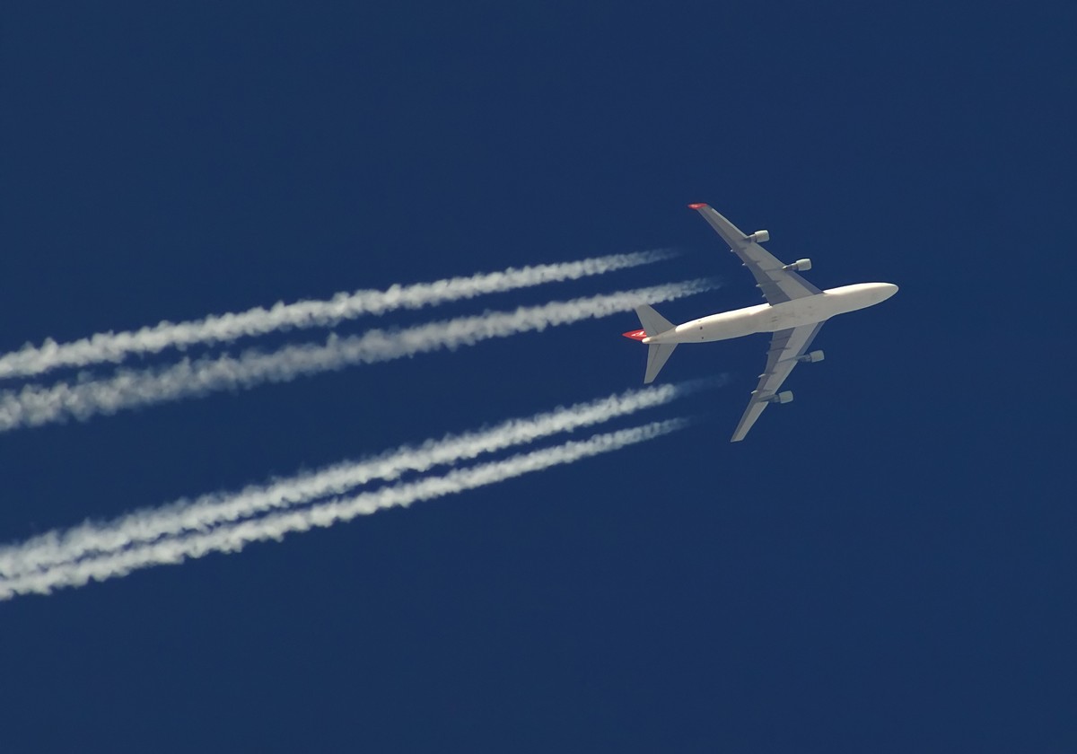 flugzeug himmel kondensstreifen shutterstock