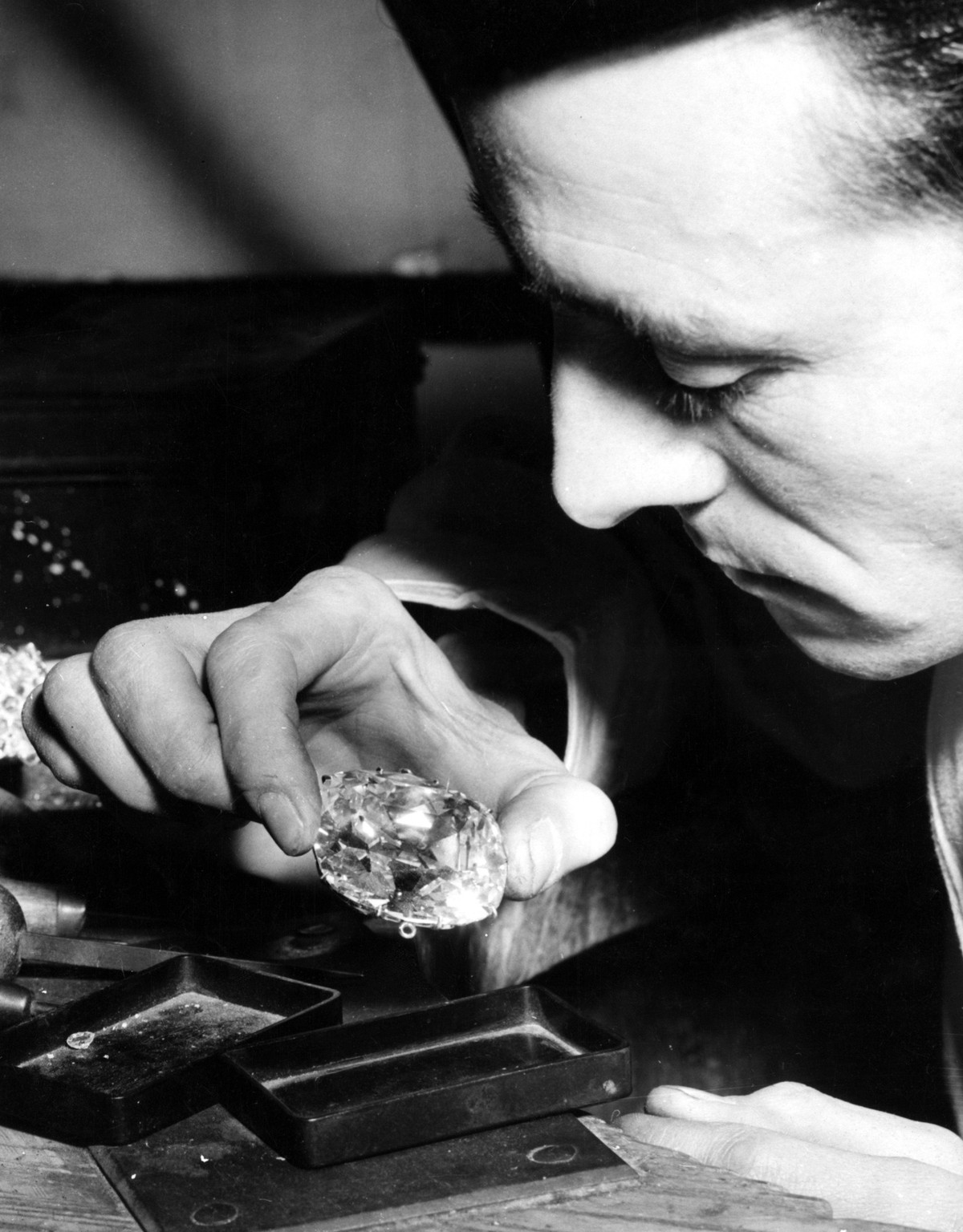 Bildnummer: 60011160 Datum: 01.01.1900 Copyright: imago/United Archives International
Alterations being made to the Imperial State Crown The Second Star of Africa cut from the Cullinan Diamond and wh ...