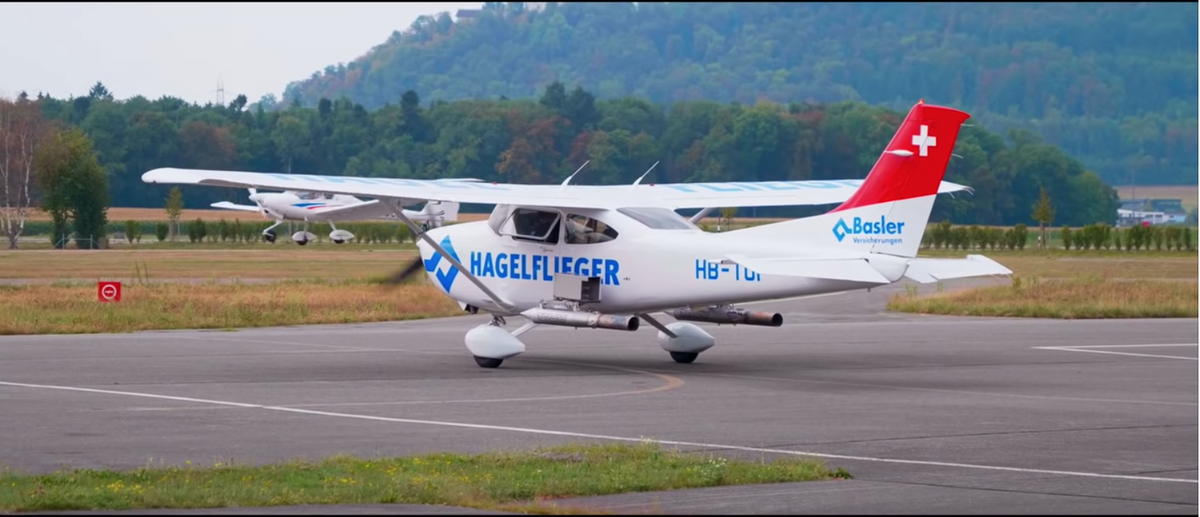 Das Spezialflugzeug ist mit einer Sprühvorrichtung ausgestattet, fliegt unter die Hagelwolke und setzt Silberjodid frei. So wird verhindert, dass sich grosse und schwere Hagelkörner bilden können.