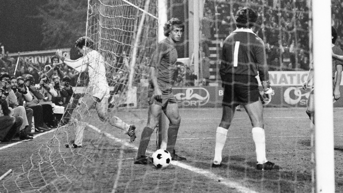 Goal celebrations by Grasshopper Club Zuerich soccer player Claudio Sulser (left) after he scored against Real Madrid during the champion's cup, last sixteen round between Grasshoppers and Real M ...