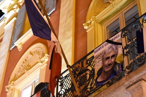 Beim Ratshaus in Saint-Martin-Vésubie hängt ein Bild Gourdels.