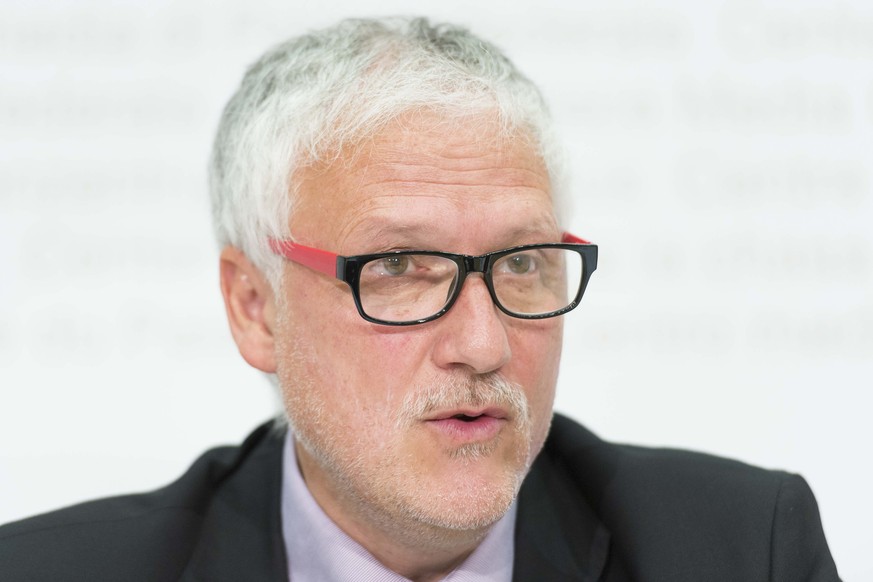 Peter Gomm, Regierungsrat und Praesident der Konferenz der kantonalen Sozialdirektorinnen und Sozialdirektoren, spricht anlaesslich der Medienkonferenz ueber erster Bilanz der Wiedergutmachung fuer Op ...