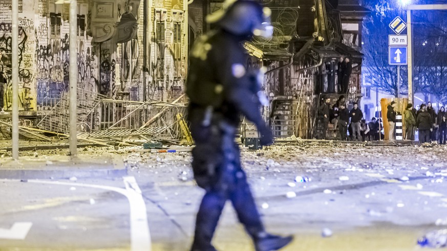 Polizei bei der Reitschule in Bern, nach einer Demonstration, am Samstag, 25. Februar 2017. Bei der Protestkundgebung am Samstagabend sind mehrere Personen verletzt worden. Ein Grossaufgebot der Poliz ...