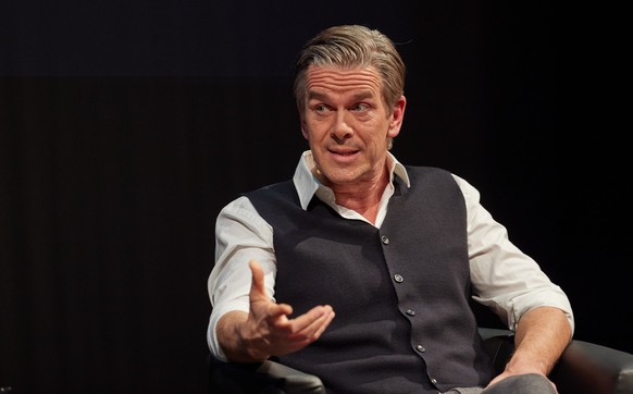 22.01.2023, Hamburg: Markus Lanz, Moderator, sitzt anl�sslich des Buches �ber ihn auf der B�hne im Thalia Theater. Der Autor und Chefredakteur des �Hamburger Abendblattes�, Haider, beschreibt in seine ...