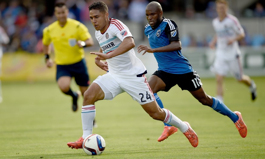 Hilft auch in der Defensive: Emeghara jagt Chicagos Quincy Amarikwa.