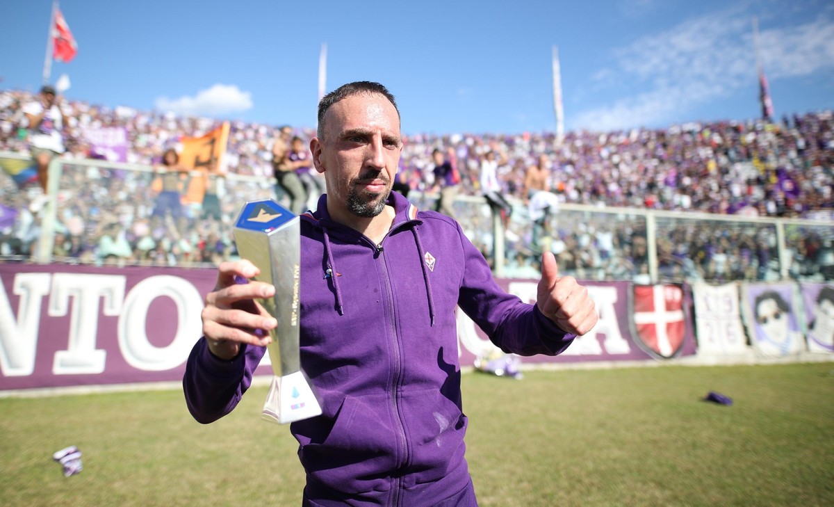 Fiorentina's Franck Ribery waves to fans prior to the Italian Serie A soccer match between Fiorentina and Udinese, at the Artemio Franchi stadium in Florence, Italy, Sunday, Oct. 6 2019. (Claudio ...