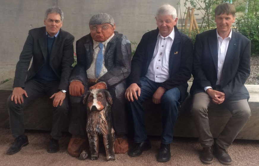 Alt-Nationalratspräsident Max Binder (SVP) posiert neben einer Holzstatue von sich und seiner verstorbenen Berner Sennenhündin Zora auf dem neu eröffneten Max-Binder-Platz in Illnau-Effretikon ZH.