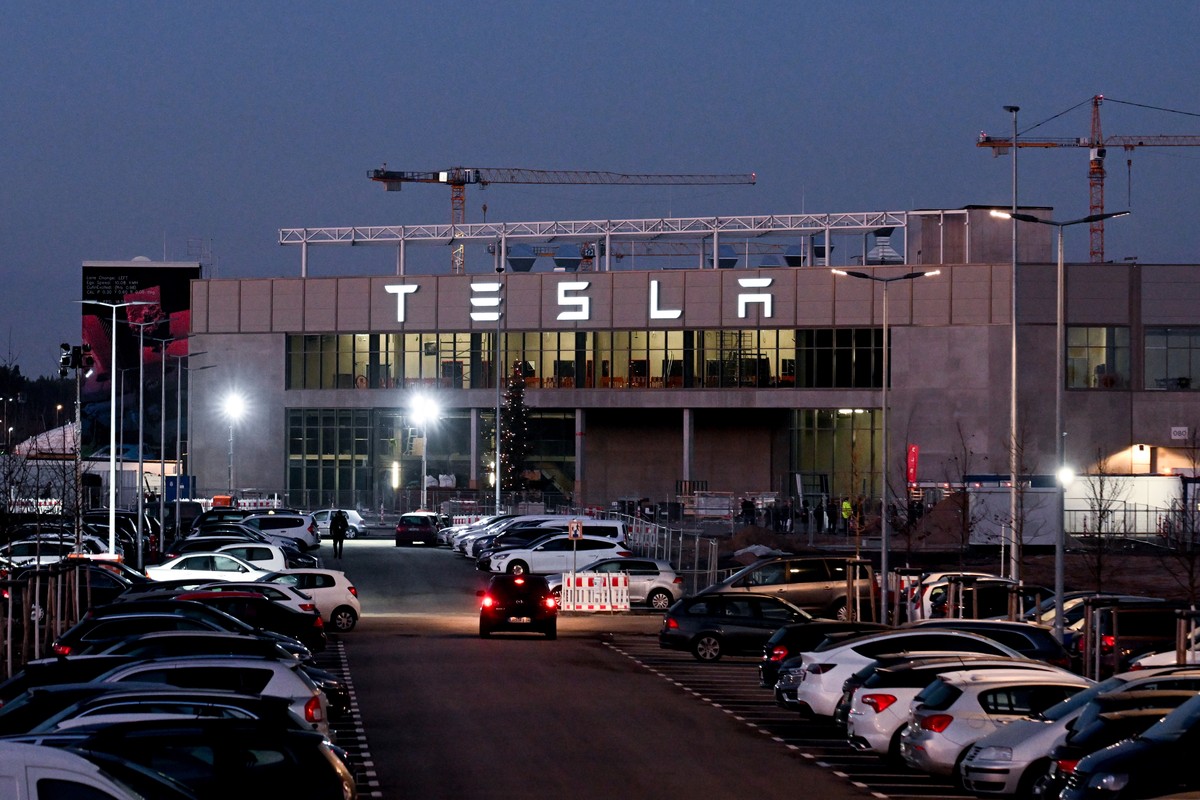 epa10387462 Cars fill a parking lot in front of the Tesla Gigafactory in Gruenheide near Berlin, Germany, 03 January 2023. The Tesla Gigafactory Berlin-Brandenburg plant in Gruenheide produces 2,000 M ...