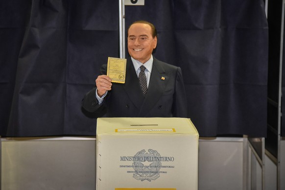 epa10205465 Former Italian Prime Minister and leader of Italian party &#039;Forza Italia&#039; (FI), Silvio Berlusconi, votes in the Italian general election at a polling station in Milan, Italy, 25 S ...