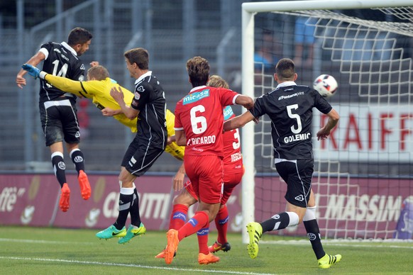 Lugano&#039;s player Jonathan Sabbatini, left, scores the 2-0 goal during the Super League soccer match FC Lugano against FC Sion, at the Cornaredo stadium in Lugano, Wednesday, August 10, 2016. (KEYS ...