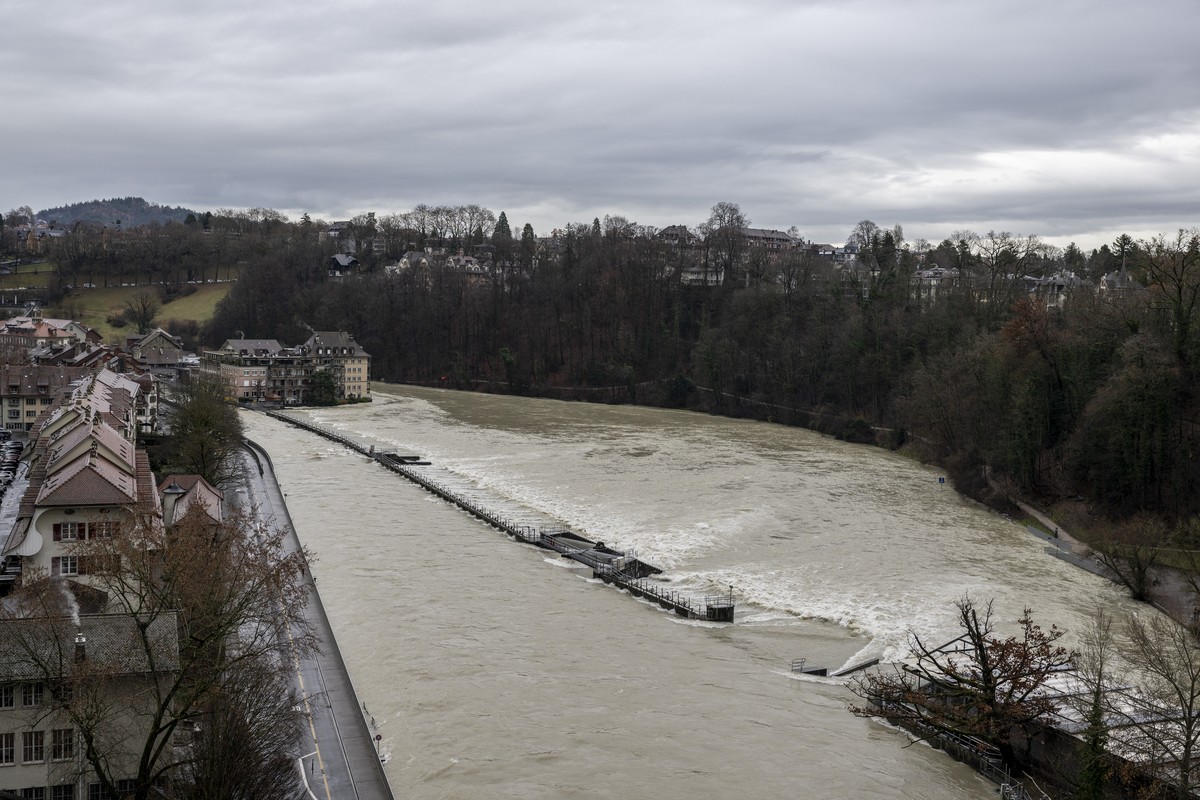 Die Aare fuehrt Hochwasser im Mattequartier, am Dienstag, 12. Dezember 2023 in Bern. Nach anhaltenden Niederschlaegen und warmen Temparaturen fuehren hochgehende Gewaesser und Schneeschmelze zu Proble ...