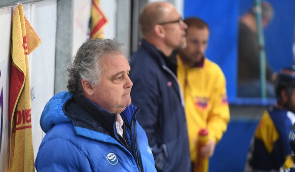 Ivano Zanatta, sports director of Ambri Piotta, and Ambri&#039;s head coach Hans Kossmann, from left, during the preliminary round game of National League A (NLA) Swiss Championship 2016/17 between HC ...
