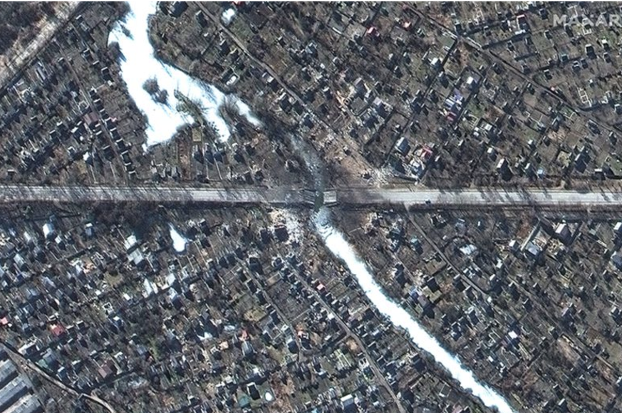 Ein Satellitenbild vom 28. Februar 2022 zeigt die Zerstörung der Brücke über den Fluss Stryschen.