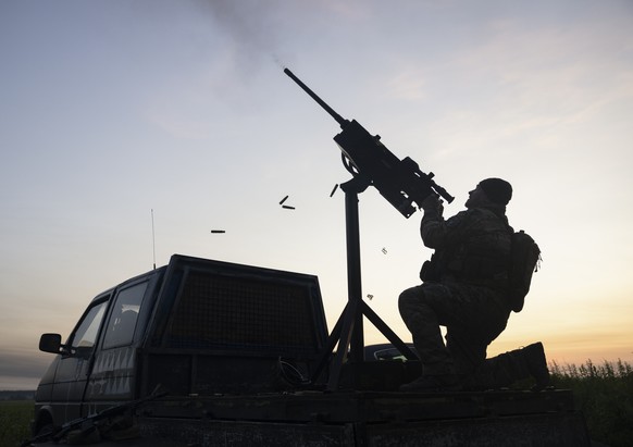 epa12180585 A Ukrainian serviceman of a unit of the Volunteer Formation of the United Territorial Community (DFTG) shoots at drones flying towards Kyiv, Ukraine, 17 June 2025. The volunteers are firin ...