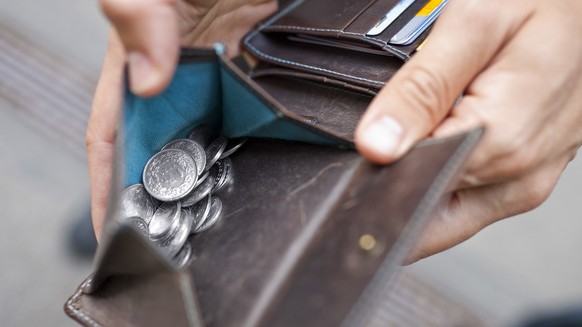 A man holds his open wallet in his hands, pictured on June 11, 2009 in Zurich, Switzerland. (KEYSTONE/Gatean Bally)

Eine Mann haelt sein geoeffnetes Portemonnaie in der Hand, aufgenommen am 11. Juni  ...