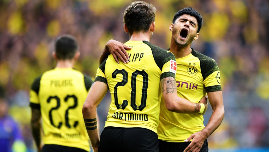 epa06974943 Dortmund&#039;s Mahmoud Dahoud (R) celebrates with his teammates after scoring the 1-1 equalizer during the German Bundesliga soccer match between Borussia Dortmund and RB Leipzig in Dortm ...