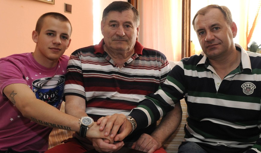 IMAGO / CTK Photo

Vladimir Weiss I (left, Manchester City), Vladimir Weiss II (right, coach of Slovakia), Vladimir Weiss III (middle) pose during their family meeting in grandfather s house in Limbac ...