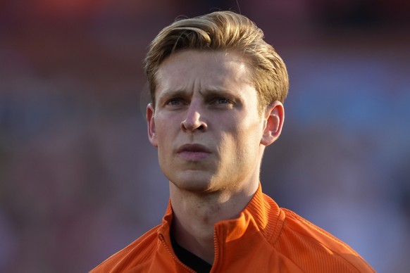 FILE - Netherlands' Frenkie de Jong lines up prior to the UEFA Nations League soccer match between the Netherlands and Poland at De Kuip stadium in Rotterdam, Netherlands, June 11, 2022. Barcelona has reached an agreement with Manchester United for the potential transfer of Netherlands midfielder de Jong, who would still need to approve the move, a person at the Spanish club with knowledge of the deal told The Associated Press on Thursday, July 14, 2022. (AP Photo/Peter Dejong, File)
Frenkie de Jong