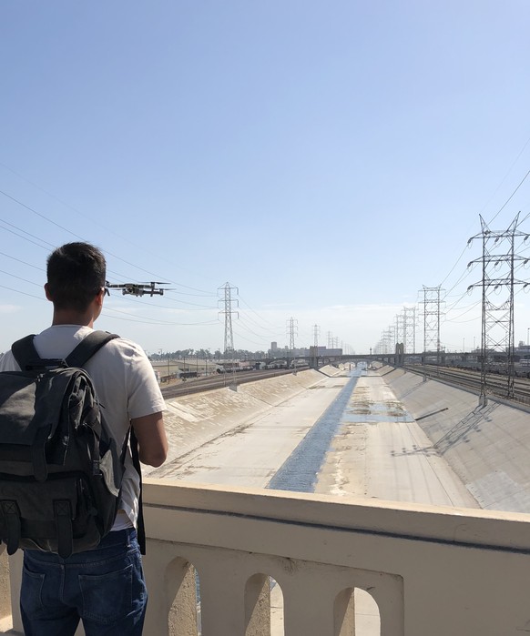Josy Le mit Drohne in Los Angeles.