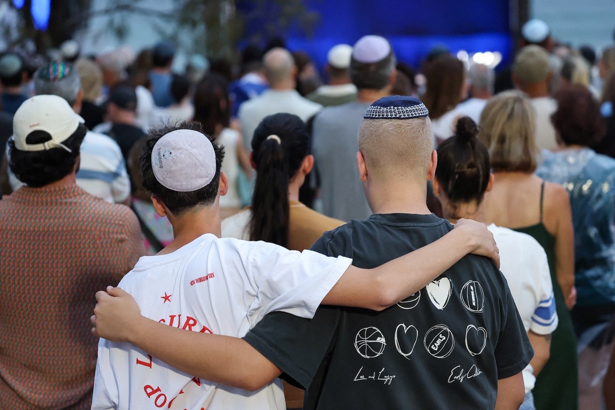 Des personnes en deuil assistent à la cérémonie commémorative organisée en hommage aux victimes d'une fusillade à Bondi Beach, à Sydney, le 21 décembre 2025.