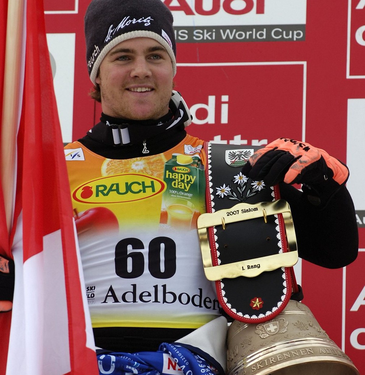 Swiss ski racer Marc Berthod as the winner celebrates with a cowbell on the podium of today's men's ski world cup slalom in Adelboden, Switzerland, Sunday, January 7, 2007. (KEYSTONE/Lukas L ...