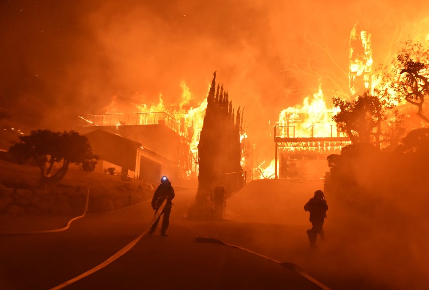 Gebäude in Flammen in Ventura.