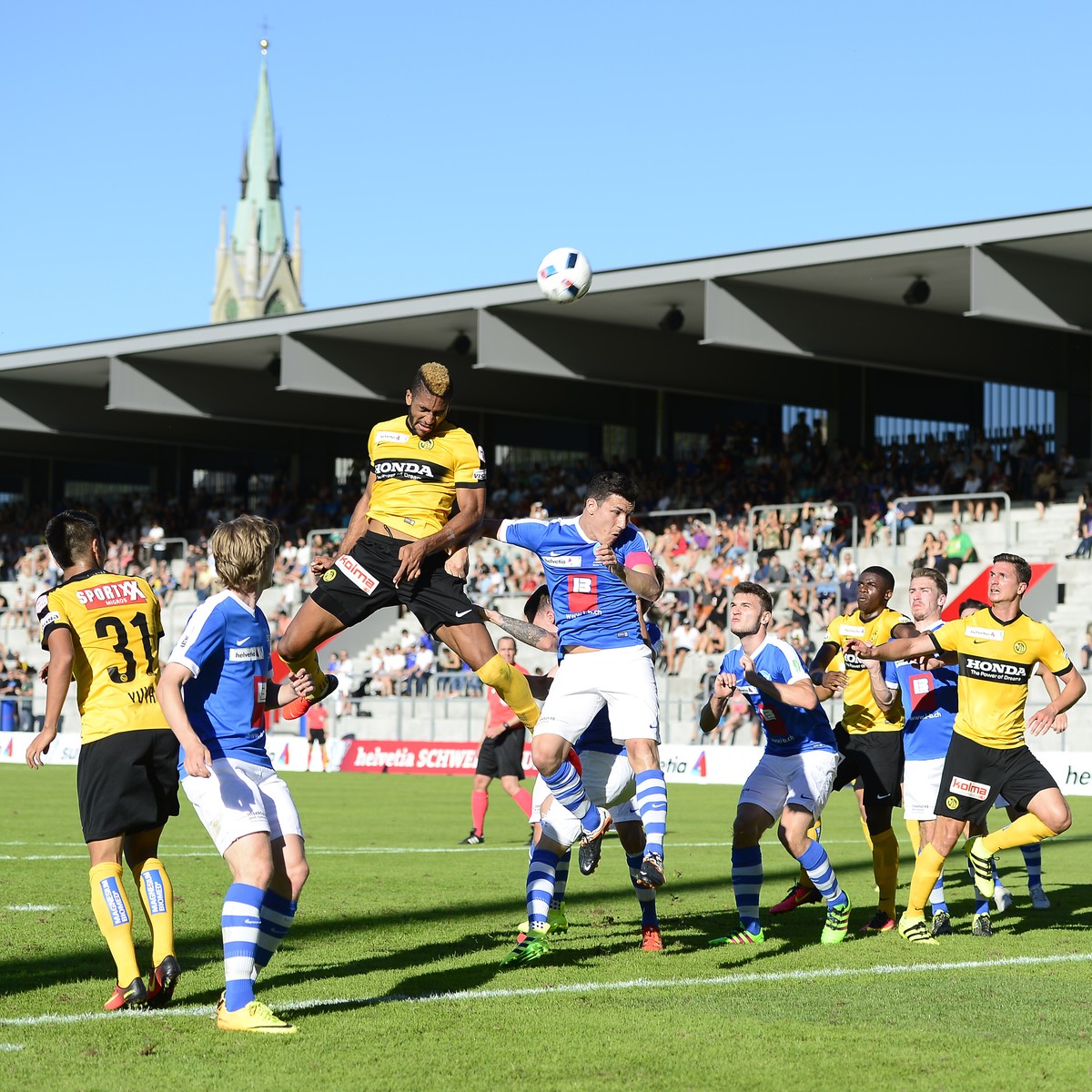 13.8.2016; Winterthur; Fussball Schweizer Cup - SC Veltheim - BSC Young Boys; Yuya Kubo (YB), Gregory Wuethrich (YB) und Milan Vilotic (YB) gegen Dominic Waelti (Veltheim), Nurbu Dobler (Veltheim), u ...