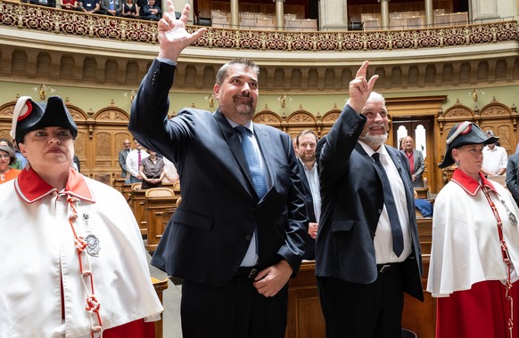 Die Parlamentsweibelinnen Nathalie Radelfinger, links, und Andrea Haenni, rechts, sowie die beiden FDP Nationalraete Daniel Ruch, VD, rechts, und Alexandre Berthoud, VD, bei der Vereidigung im Nationa ...