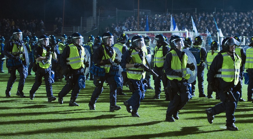 Die Lichter des Stadion Bruegglifeld gingen vor dem Spiel aus, um die Sicherheit zu gewaehren stehen unzaehlige Polizisten und Sicherheistleute auf dem Spielfeld beim Challenge League Meisterschaftssp ...