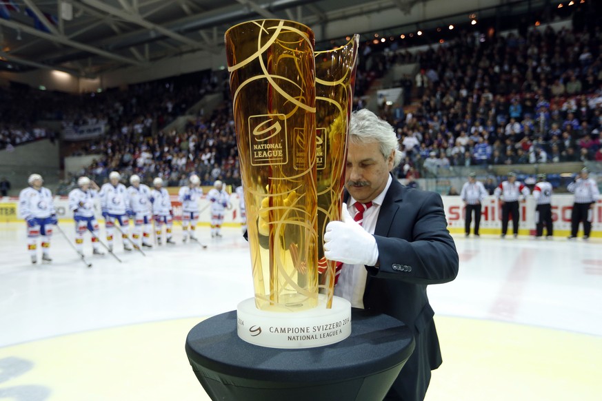 Ein Vertreter der Swiss National League stellt den Pokal auf einen Tisch vor dem zweiten Playoff Finalspiel der National League A zwischen den Kloten Flyers und den ZSC Lions, am Dienstag, 15. April 2 ...