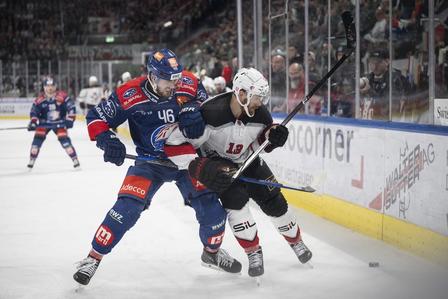 Dean Kukan (ZSC), links, kaempft um den Puck gegen Michael Raffl (LHC), rechts, im siebten Playoff Final Eishockeyspiel der National League zwischen den ZSC Lions und dem Lausanne HC, am Dienstag, 30. ...