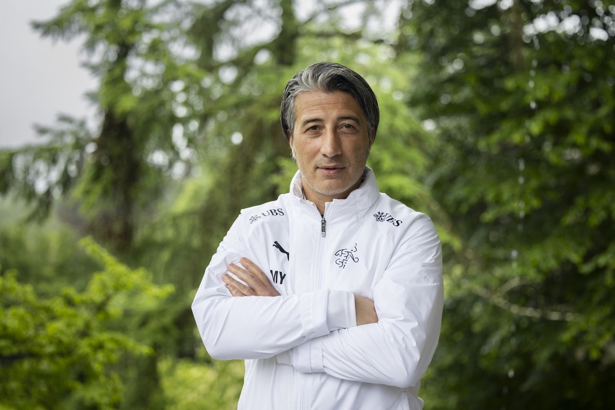 Trainer Murat Yakin posiert nach einer Pressekonferenz der Schweizer Fussball Nationalmannschaft im Vorbereitungscamp zur Europameisterschaft, am Montag, 3. Juni 2024, in St. Gallen. (KEYSTONE/Peter K ...