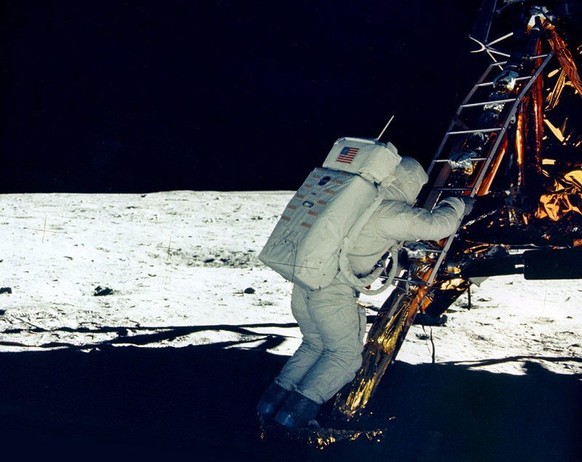 ARCHIV --- ZUM 50. JAHRESTAG DES ERSTEN BEMANNTEN FLUGES MIT APOLLO 11 UND DER MONDLANDUNG AM SAMSTAG, 20. JULI 2019, STELLEN WIR IHNEN FOLGENDES BILDMATERIAL ZUR VERFUEGUNG --- epa01797776 A NASA han ...