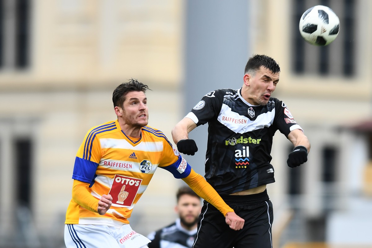 Lugano's player Vladimir Golemic, right, fights for the ball with Lucerne's player Pascal Schuerpf, left, during the Super League soccer match FC Lugano against FC Lucerne, at the Cornaredo  ...