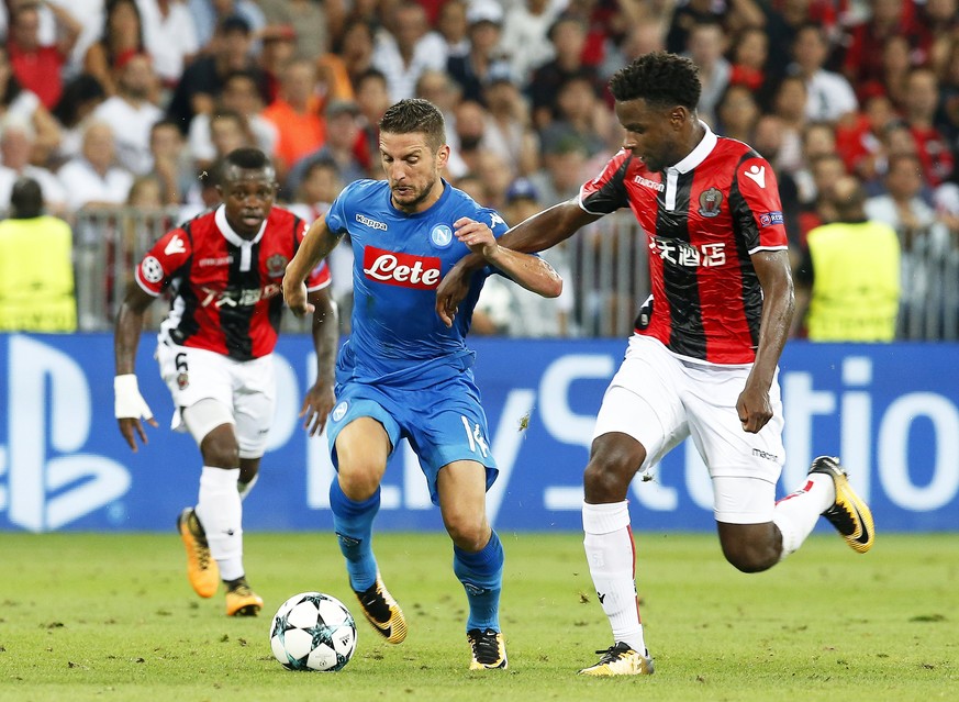 epa06156817 Adrien Tameze (R) of Nice in action against Dries Mertens (C) of Napoli during the UEFA Champions League playoff, second leg soccer match between OGC Nice and SSC Napoli in Nice, France, 2 ...