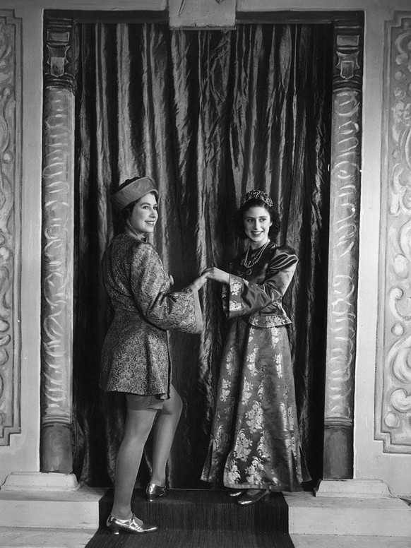 15th December 1943: A royal production of the Christmas pantomime &#039;Aladdin&#039; at Windsor Castle, starring Princess Elizabeth (later Queen Elizabeth II) and Princess Margaret Rose (1930 - 2002) ...